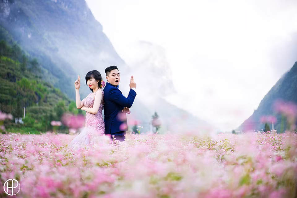 Khoảnh khắc nhắng nhít của cô dâu chú rể.