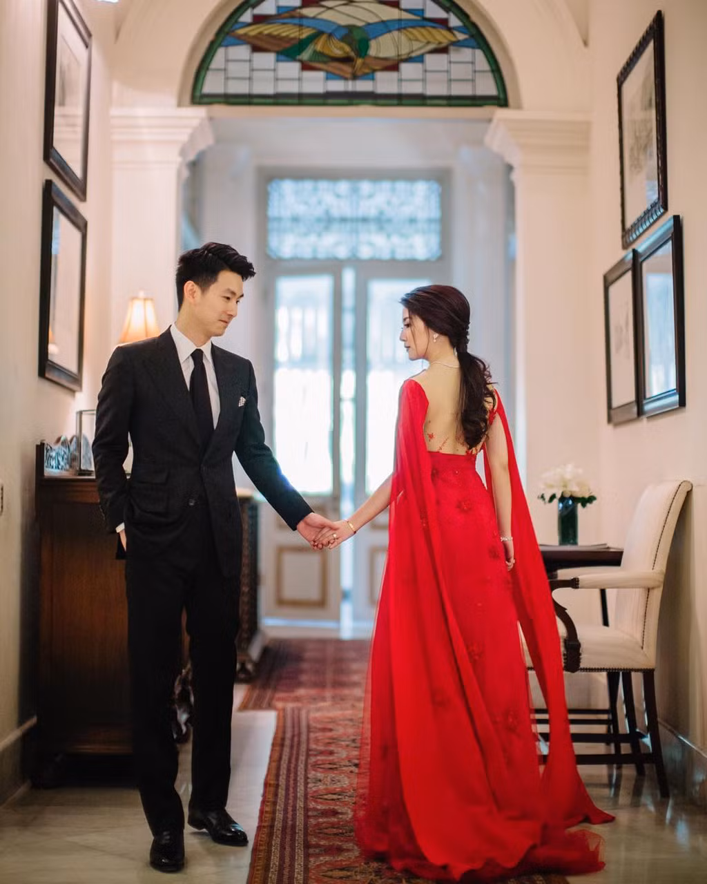 Mới đây, nữ blogger xinh đẹp, thành đạt lên xe hoa về nhà chồng. Người đàn ông cô gửi gắm hạnh phúc của đời mình tên là Adiguna Prakoso và không phải đại gia như nhiều người vẫn nghĩ.