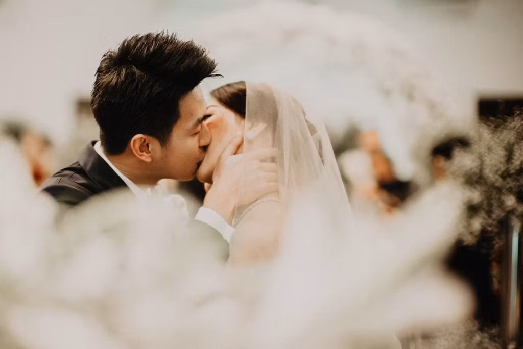 "Khi tôi còn là nữ sinh trung học, mọi bộ phim 'gà bông' thường phán rằng: Mối tình đầu sẽ chẳng thể có cái kết đẹp. Nhưng nhiều năm trôi qua, chúng tôi vẫn bước bên nhau. Chàng trai đầu tiên đánh cắp trái tim tôi giờ là hôn phu và sẵn sàng làm tất cả vì tôi", Silvia tâm sự trên blog của mình và chồng.