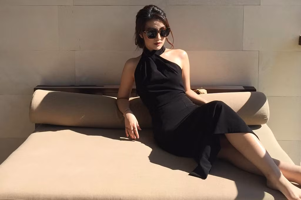 9X coi mặc đẹp là sở thích. Cô khéo léo phối đồ và luôn mang giày cao gót để giấu đi chiều cao khiêm tốn 1,52 m.