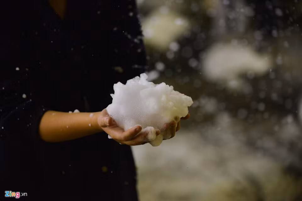 Nhìn gần, tuyết nhân tạo khá giống bọt xà phòng và không gây nguy hiểm khi bám vào cơ thể.