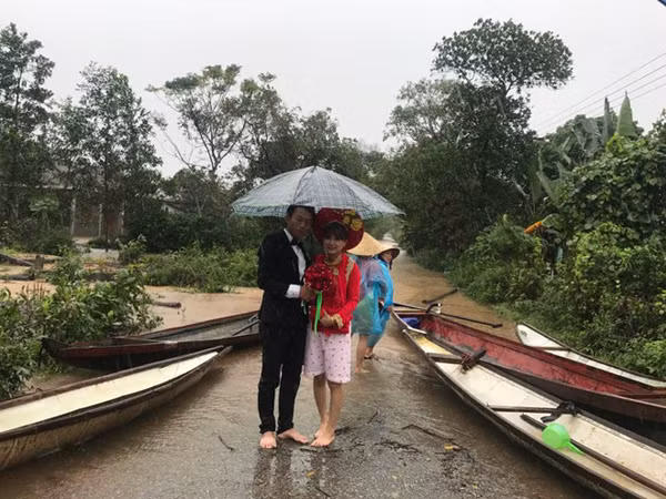 Thậm chí cô dâu xinh đẹp còn có một phong cách ăn mặc trong đám cưới cực độc đáo mà ai nhìn cũng phải bật cười chính là đầu đội mấn, áo dài đỏ nhưng lại đi kèm chiếc....quần cộc màu hồng dễ thương.