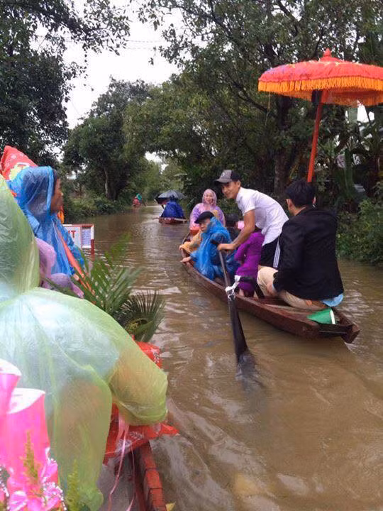 Thậm chí, mưa lớn dường như không phải là trở ngại của cặp đôi này mà còn trở thành yếu tố tạo nên kỷ niệm đáng nhớ của họ. Họ hàng hai bên cùng cô dâu chú rể đều xắn quần cao tới đầu gối, không đi giày.