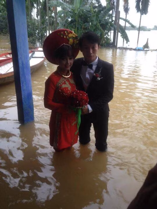 Nhiều bình luận cho rằng, đám cưới không chỉ đặc biệt mà còn mang đậm chất Huế khi mà nước lũ ngập khắp nơi và mưa lớn như vậy. Chắc chắn cô dâu, chú rể cùng với hai họ sẽ không bao giờ có thể quên được kỷ niệm này.
