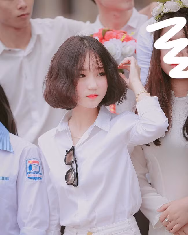 Hình ảnh đó đăng tải trên mạng xã hội nhận được hàng nghìn lượt thích. Dân mạng bắt tay vào lùng sục Facebook, Instagram cũng như những thông tin cá nhân về cô gái này. Lin Sa hiện là sinh viên năm nhất trường Đại học Kinh doanh và Công nghệ Hà Nội.