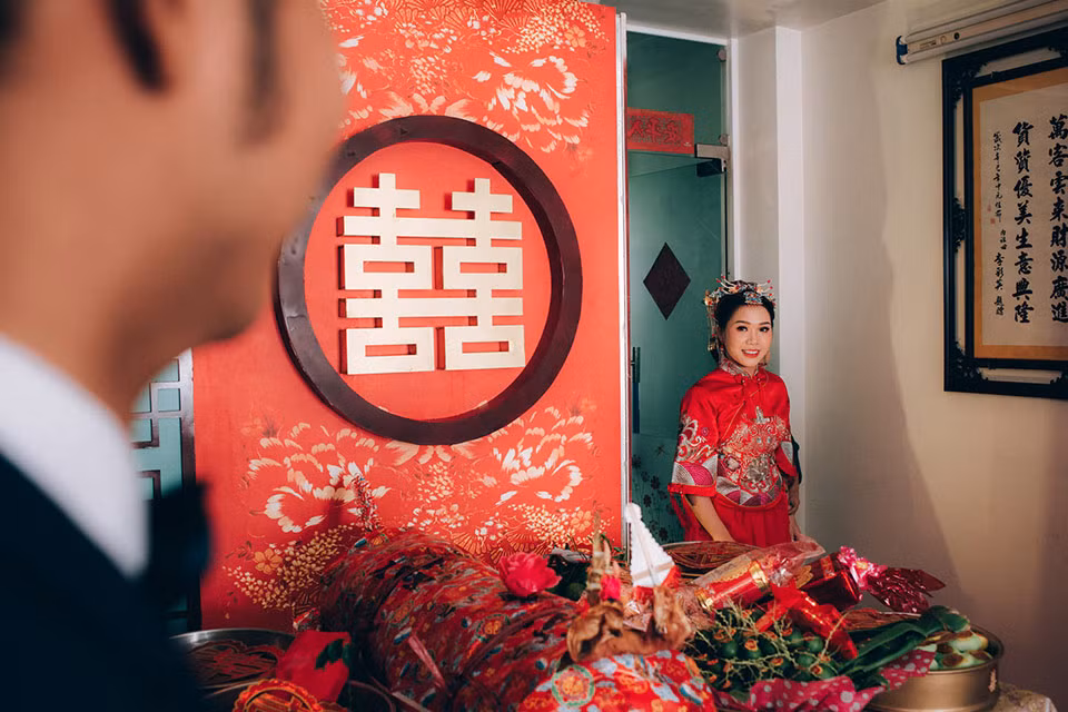 'Còn về style Bến Thượng Hải thì mình đã thích từ lâu, trong một lần ngồi cafe với anh em, nói ra ý tưởng thì được tán thành ngay và luôn nên mình đã hiện thực nó như vậy' - chú rể nói thêm.