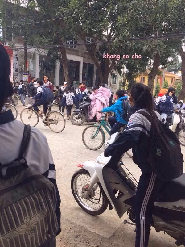 Đôi bạn nam "thích màu hường" cực nổi bật.