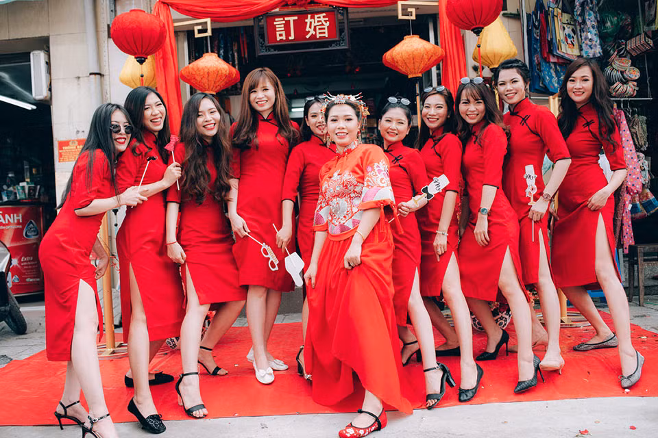 Cùng xem thêm những hình ảnh chất lừ của 'cặp đôi Bến Thượng Hải' trong đám hỏi của mình.