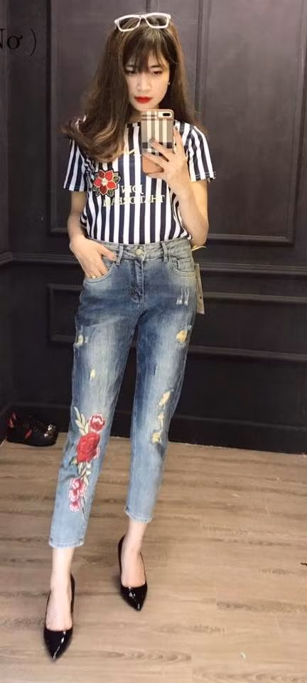 Sở hữu gương mặt hài hòa với những đường nét thanh tú, cộng với body “chuẩn không cần chỉnh”, Trà My luôn biết cách để mình nổi bật và cuốn hút mỗi khi xuất hiện. Hiện tại trang cá nhân của Trà My đã đạt hơn 120.000 lượt người theo dõi.