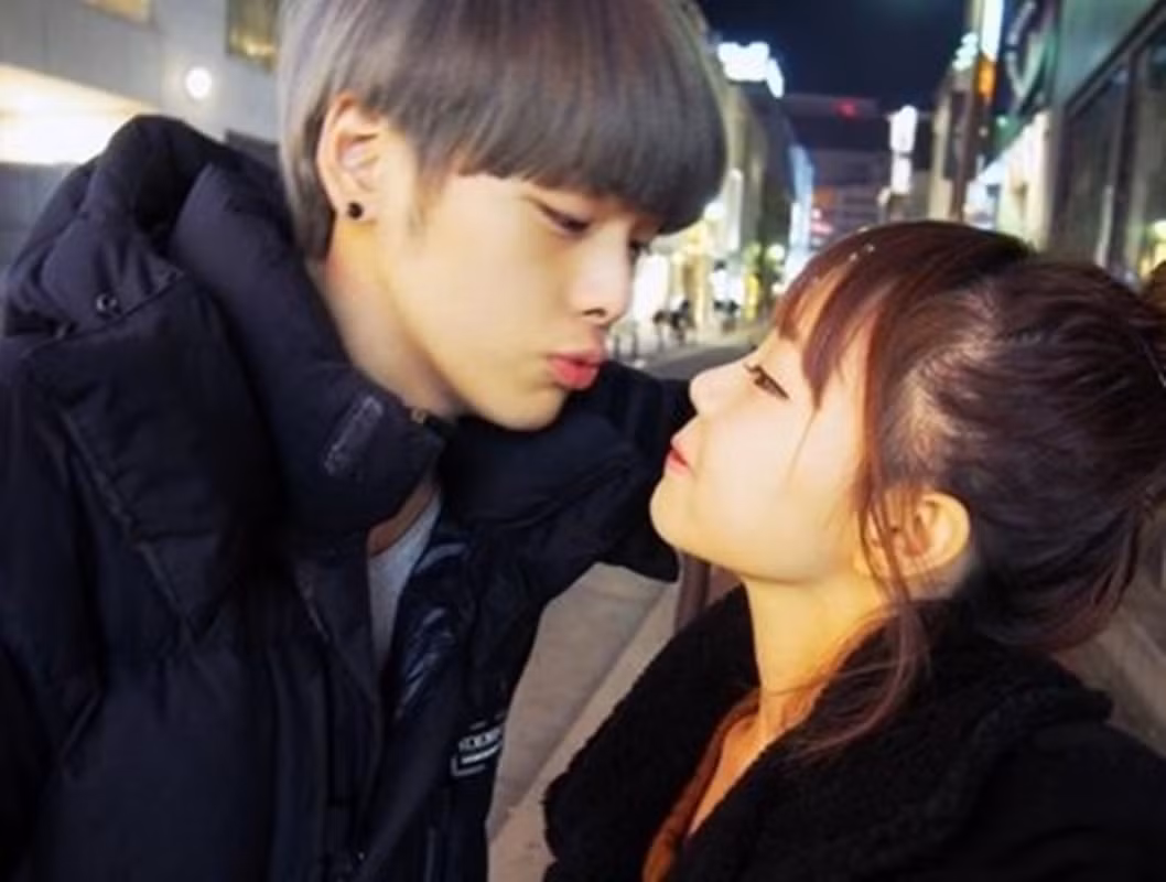 Hiện giờ cô đã có hai con trai, một bé 5 tuổi và một bé 3 tuổi. Đặc biệt, sau khi sinh con, cô vẫn không thay đổi nhiều vẻ ngoài. Nhìn những bức ảnh Hong Young Ki chụp bên các con, không ai có thể tin rằng cô đã là bà mẹ 2 con.