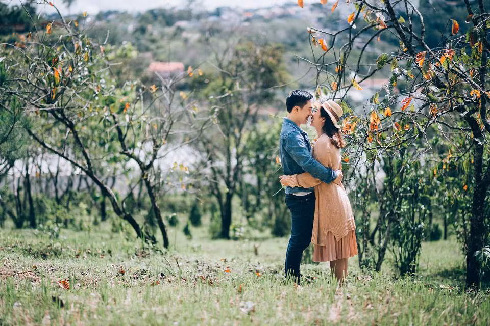 "Chuyen tinh tren may" day bat ngo cua cap doi me du lich