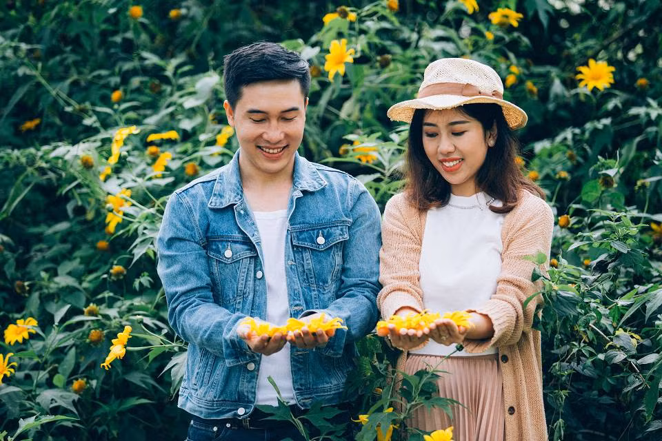 'Mình nhận ra mình với anh ấy có rất nhiều sở thích giống nhau, đặc biệt là du lịch nên trò chuyện khá hợp và vui vẻ. Có lẽ đó cũng là lý do để cả hai bắt đầu có tình cảm với người kia' - Thu Trang chia sẻ thêm.