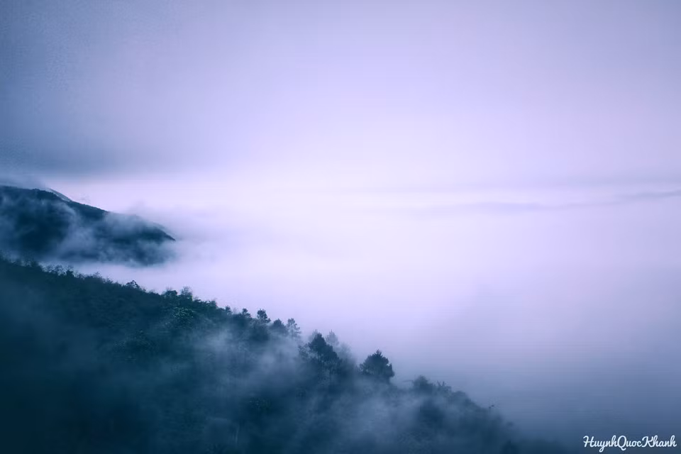 Mây đang tràn về từ những ngọn núi cao xuống thung lũng. Thành quả đạt được sau khi vượt qua quãng đường dài hơn 250 km từ Bắc Ninh đến với Tà Xùa (Bắc Yên – Sơn La) thật khó tưởng tượng.