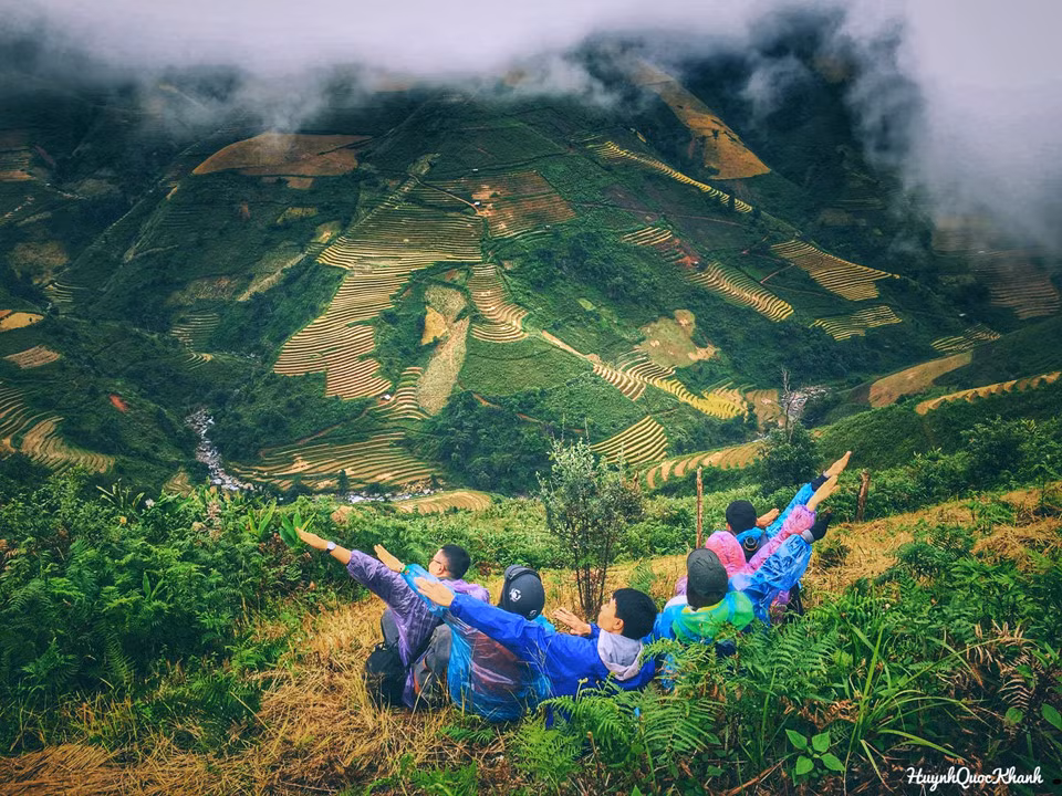 Cũng không quên tạo dáng bên khung cảnh tuyệt đẹp này...