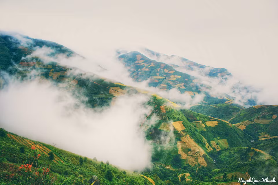 Mây đang về bên lưng chừng núi, chúng tôi lặng im quan sát cuộc sống đang trôi thật chậm theo từng đợt sóng mây tràn về.