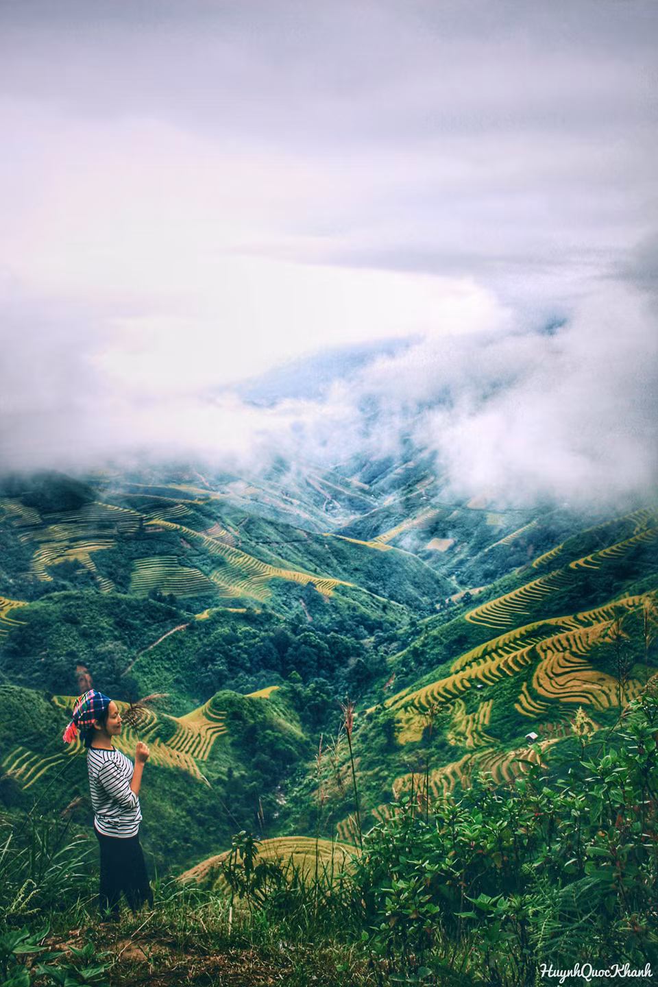 Chúng tôi nghỉ ngơi và xuất phát đi tìm “sống lưng khủng long” ở Háng Đồng (cách trung tâm Tà Xùa khoảng 4km về hướng bên trái). Đường đi xuống Háng Đồng rất khó đi do đất đá bị sạt lở vì trận mưa đêm hôm trước. Chúng tôi dừng chân bên vực đá với đầy ắp ruộng bậc thang dưới thung lũng.