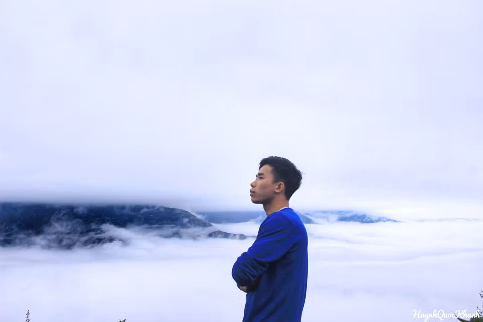 Vượt qua quãng đường dài hơn 250 km từ Bắc Ninh đến với Tà Xùa (Bắc Yên – Sơn La), cuối cùng cũng đặt chân mình đến gần hơn với biển mây. Giữa trưa ngày đầu tiên chúng tôi đến nơi, được anh chủ Homestay (Anh Tài) tiếp đón rất nồng nhiệt và truyền đạt một vài kinh nghiệm săn mây.