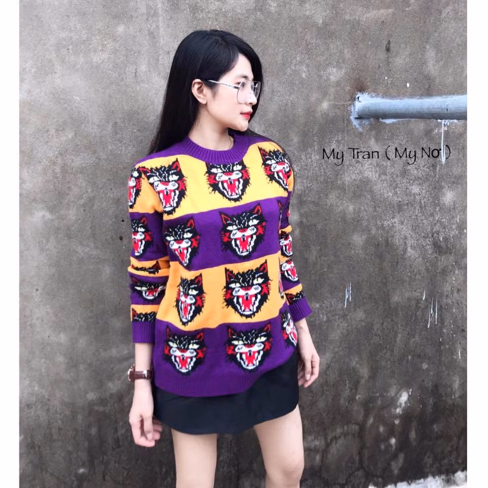 Làm trong lĩnh vực thời trang nên style của Trà My cũng có phần đa dạng và rất hợp thời. Đặc biệt với năng khiếu thẩm mỹ tốt nên bà mẹ bỉm sữa luôn biết cách mix đồ để tôn lên vóc dáng mảnh mai, thon thả cùng là da mịn màng hồng hào của mình.