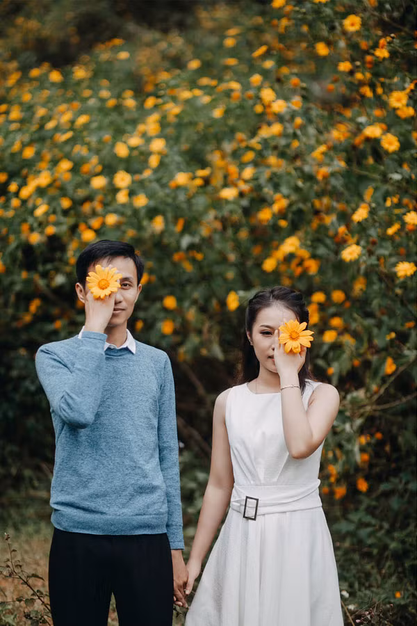 Vào 1 ngày cuối tháng 12 của 4 năm trước, cả hai gặp nhau khi cùng nhóm bạn đi chơi ở quán cafe trong thành phố Huế.