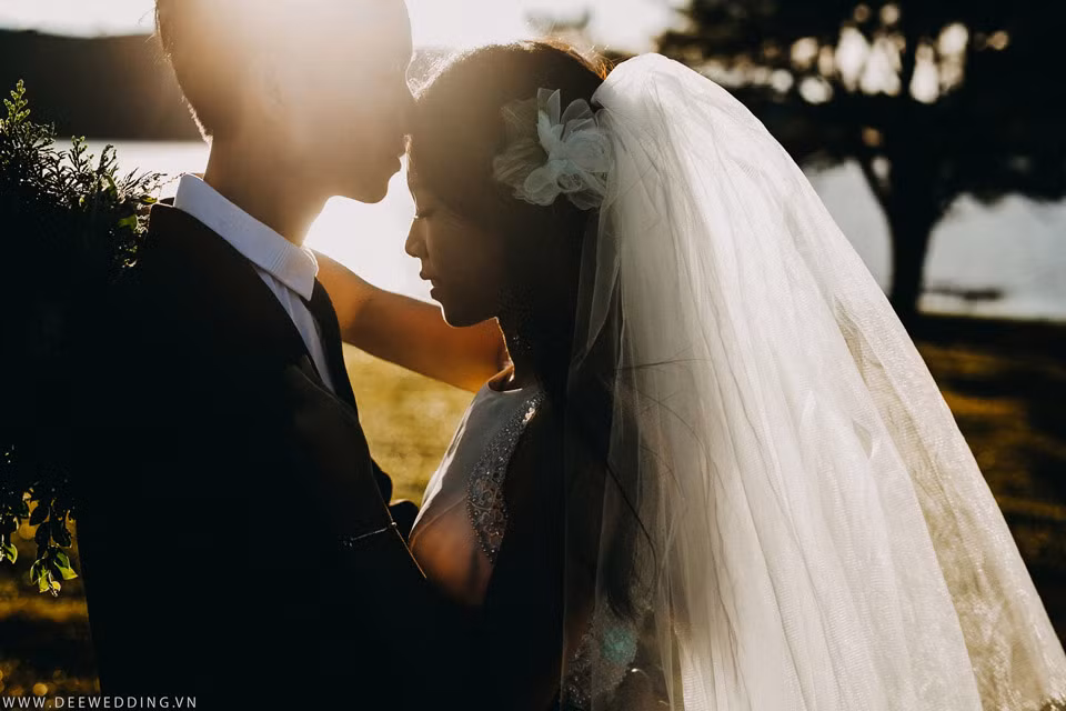 Khi yêu vì hiểu lầm, mâu thuẫn mà cả hai trải qua không ít lần chia tay hụt. 'Sau một khoảng thời gian im lặng, suy nghĩ thì sau đó bọn mình cảm thấy không thể thiếu vắng bóng nhau, cần có nhau nên làm hoà và bắt đầu lại từ đầu', Hữu Tuyên nhớ lại.