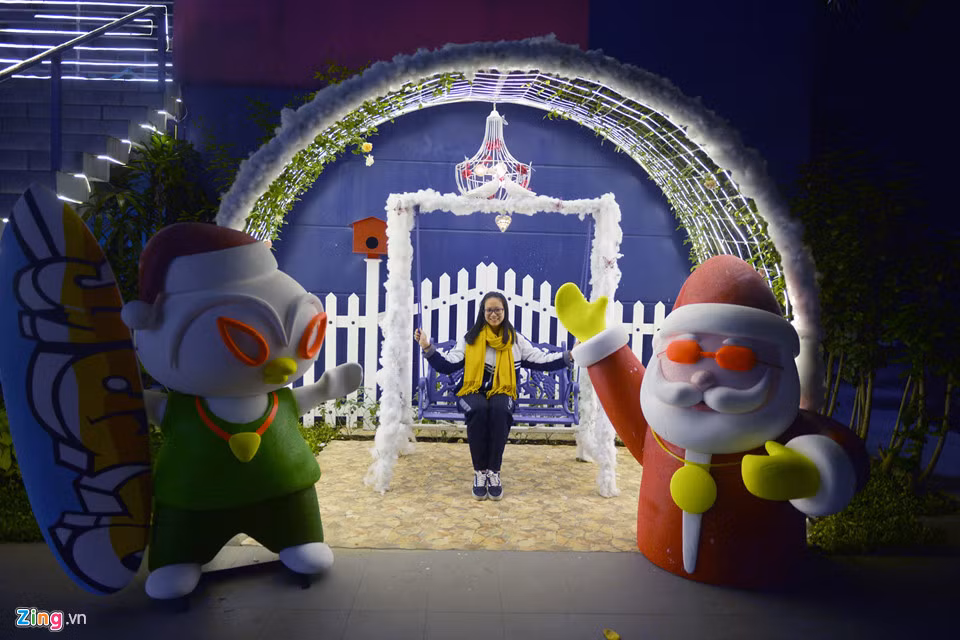 Bên cạnh đó, Đại học Thăng Long cũng trang trí khu vườn của trường mang đậm không khí Giáng sinh...