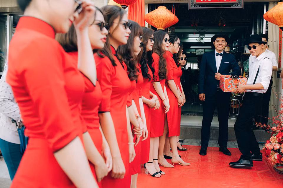 'Cả nhóm đi chơi chung nhưng chỉ có mình là nam nên phụ trách sắp xếp trọn vẹn chuyến đi từ A-Z. Mãi lúc này trong quá trình chat group trên Facebook mình vào soi từng người mới nhận ra đã từng gặp vợ mình ở đám hỏi mấy tháng trước. Thế rồi nói chuyện trong group cũng nhiều, chat riêng cũng có. Mình cũng thực hiện chiến lược đánh nhanh rút gọn trong vòng hơn 1 tháng là nhận lời làm phiền nhau rồi', anh bạn phấn khích kể lại.