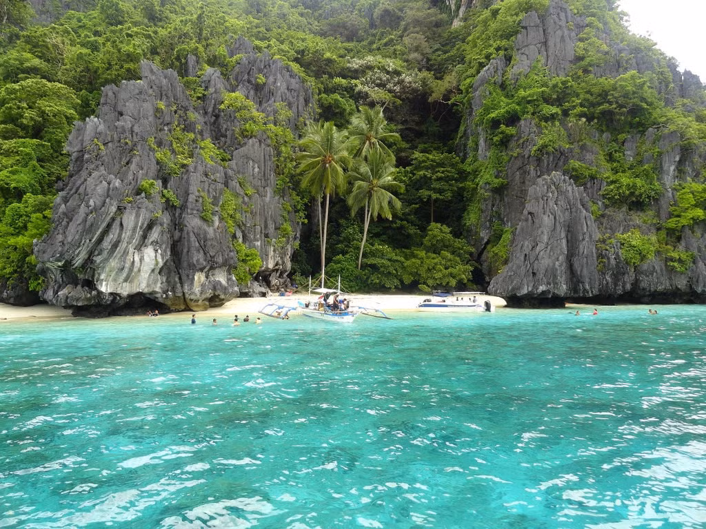  Palawan, Philippines: Đất nước Đông Nam Á này có 7.000 hòn đảo nhiệt đới, nhưng Palawan vẫn là điểm đến nổi bật hàng đầu. Palawan có những bãi biển hoang sơ, dòng sông ngầm Puerto Princesa, các đầm phá trong xanh. Ngoài ra, du khách có thể ghé thăm những ngọn đồi xanh tươi và lặn biển trong làn nước xanh biếc.