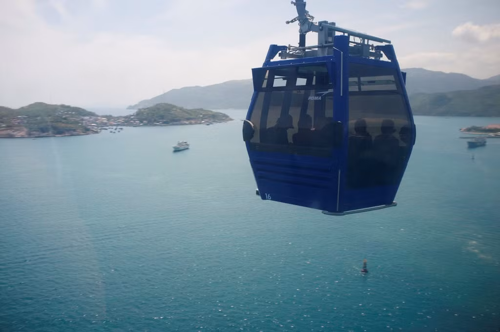  Nha Trang, Việt Nam: Nha Trang là nơi có thành phố hiện đại hòa quyện cùng thiên nhiên tuyệt đẹp, hoang sơ. Du khách có thể ở một trong những khu resort sang trọng, hoặc đi lặn biển và tham gia các môn thể thao dưới nước. Ngoài ra, ngắm biển xanh và phong cảnh từ trên cáp treo là trải nghiệm không thể bỏ qua khi đến Nha Trang.