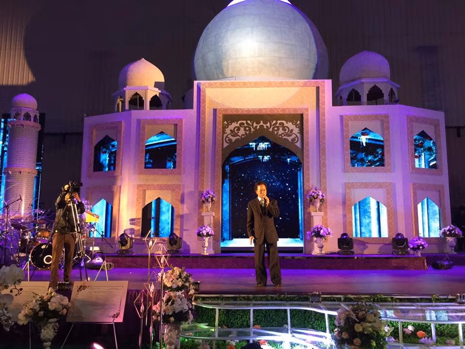 Không chỉ gây choáng ngợp bởi không gian đẹp rực rỡ, đám cưới của đôi bạn trẻ còn có sự góp mặt của dàn khách mời toàn người nổi tiếng trong nước và hải ngoại như Chế Linh, Kim Tử Long, Hương Lan, Ưng Hoàng Phúc, Dương Ngọc Thái...