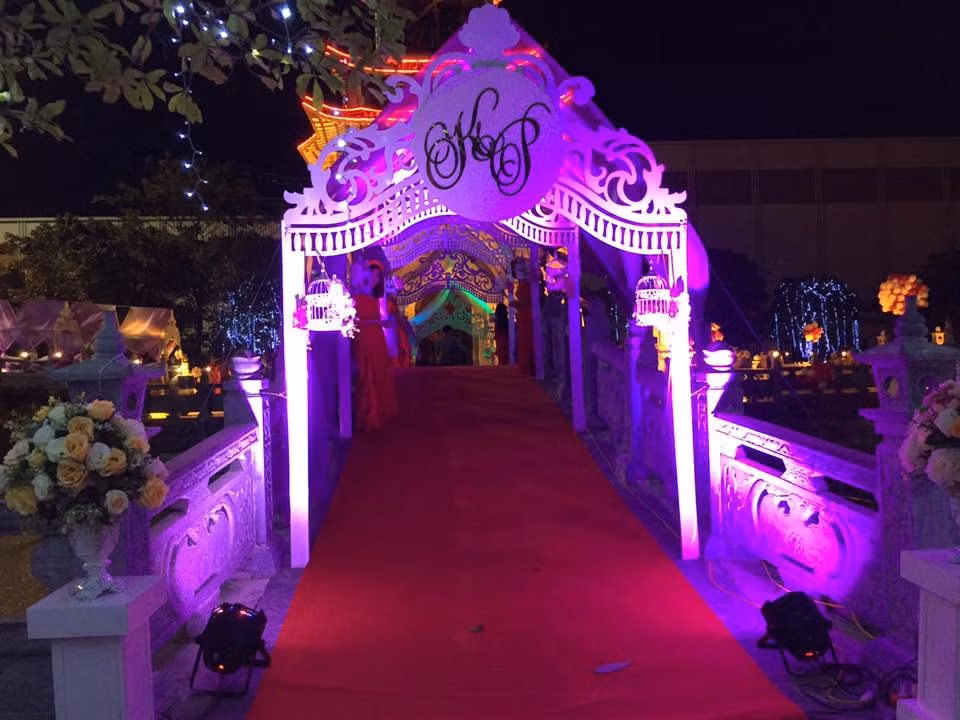 Mặc dù không tiết lộ chi phí cho đám cưới siêu hoành tráng được dân mạng mệnh danh là "nhiều cái nhất Việt Nam" này nhưng nhiều người dự đoán, với độ hoành tráng của nó thì chi phí không dưới 10 tỷ đồng. Ảnh và clip: FB Nguyễn Hương S.