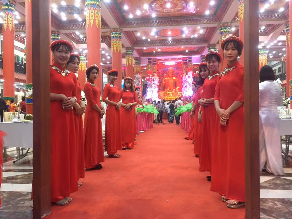 Dàn lễ tân gồm 30 cô gái xinh đẹp trong bộ áo dài đỏ thướt tha và nổi bật.