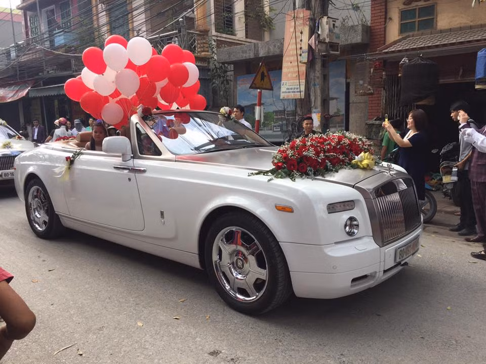 Siêu xe sang Roll Royce tham gia rước dâu thu hút sự chú ý của người dân hai bên đường.