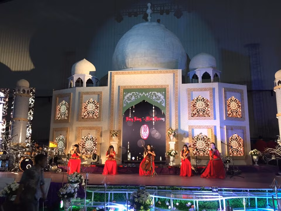 Hội trường được trang trí như cung điện xứ Ba Tư.