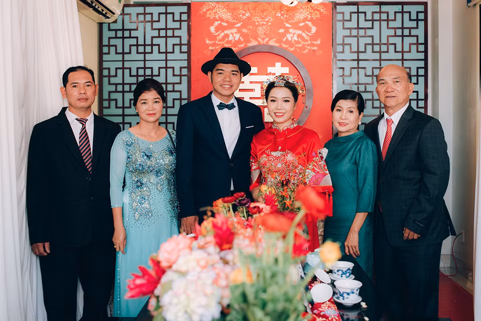 Nhân vật chính của bộ hình này là chú rể Đỗ Ngọc Dũng (sinh năm 1992) và cô dâu Hà Thục Tinh (sinh năm 1993, nickname là Mí Mí).