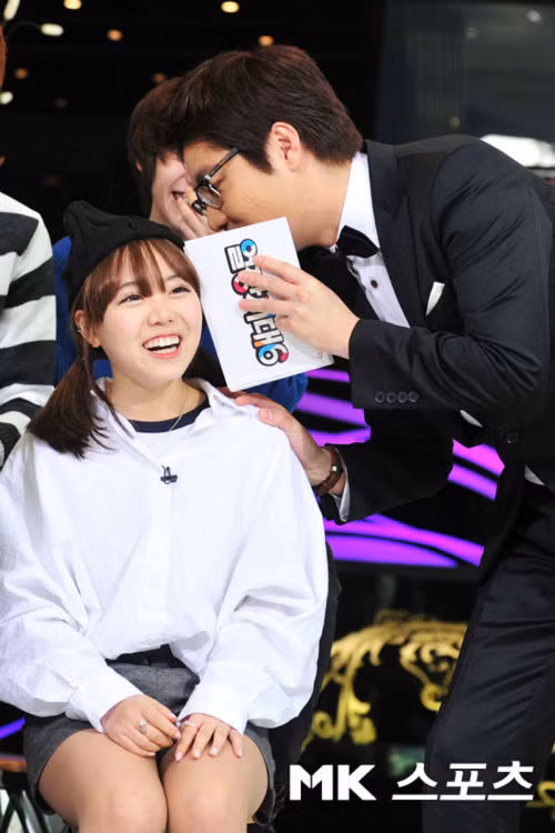 Các khán giả đều bị khuôn mặt tròn trịa và cá tính, đáng yêu của cô lôi cuốn. Đặc biệt, ai cũng nghĩ cô vẫn chỉ là một học sinh trung học. Nhưng thực tế, Hong Young Ki đã kết hôn khi cô mới 21 tuổi.