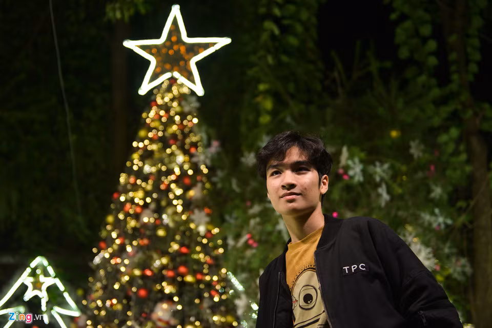 Vũ Xuân Lực (sinh viên năm nhất) khá hào hứng khi lần đầu được đón mùa đông ở Hà Nội. “Không khí ở đây khá đặc biệt so với quê hương mình (Điện Biên). Gần một tháng nữa mới đến Noel, mình đã được vui chơi ngay từ bây giờ”, Lực nói.