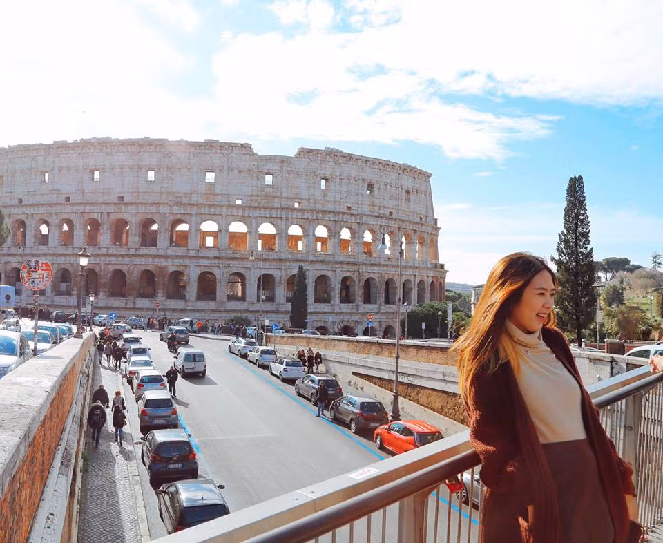  Cặp đôi Sài Gòn này đến với nước Ý vào tháng 3. Thời tiết khi đó khoảng 10 -15 độ, khá ấm áp. Thục Nghi cho biết: “Mình có nghe mọi người chia sẻ thời gian đẹp để đến Rome la tháng 3 đến tháng 10, nhưng nếu không muốn phải xếp hàng đông đúc khi đến những danh lam thắng cảnh thì nên tránh vào tháng 6 đến 8, vì đây là mùa cao điểm".