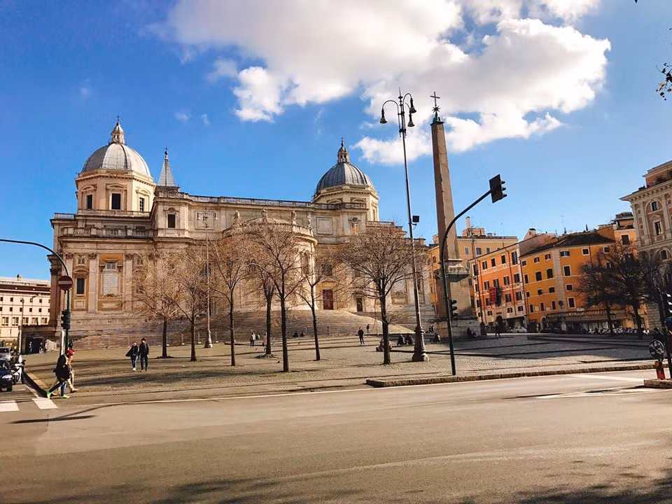 Về kinh phí, ở Rome khách sạn và ăn uống rẻ hơn nhiều so với các thành phố khác của ý như Venice. Hơn nữa, đa phần các địa điểm tham quan nổi bật đều gần nhau nên có thể đi bộ, tiết kiệm được một khoản lớn chi phí di chuyển.