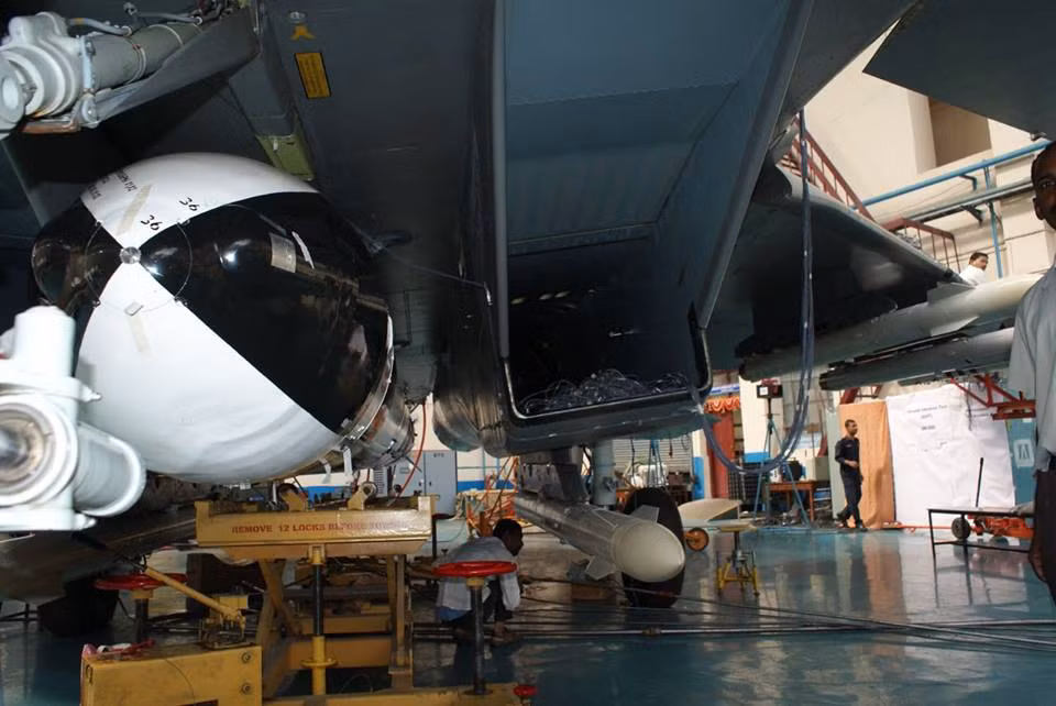 Trong ảnh mô hình tên lửa hành trình BrahMos gắn dưới bụng tại điểm trao giữa hai ống hút không khí động cơ AL-31FP trên tiêm kích Su-30MKI.