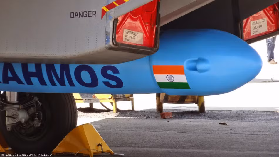 Phiên bản BrahMos tích hợp trên Su-30MKI được định danh là BrahMos-A do BrahMos Aerospace phát triển nhằm trang bị cho Không quân Ấn Độ và phục vụ xuất khẩu. Dự kiến, cuộc thử nghiệm bắn đạn thật đầu tiên sẽ diễn ra vào cuối năm nay.