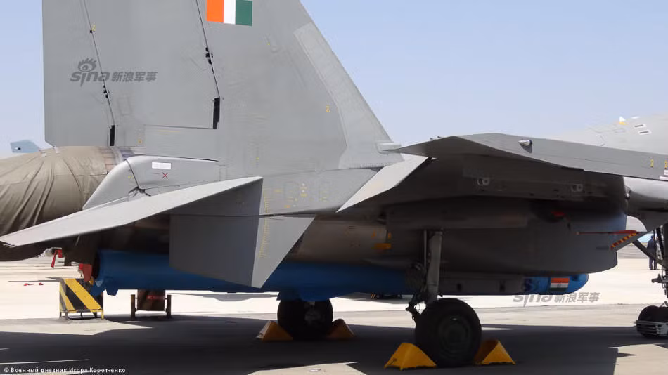 So với phiên bản phóng trên đất liền, trên biển, tên lửa hành trình BrahMos-A phóng trên không có trọng lượng nhẹ hơn (2,5 tấn so với 3 tấn). Tuy nhiên, trọng lượng đó vẫn là khá lớn, cho nên mỗi chiếc Su-30 (gồm cả các phiên bản) có thể chỉ mang được một quả.