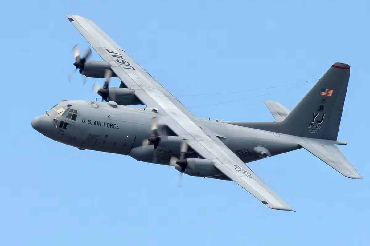 Ra đời cùng thời máy bay vận tải An-12, C-130 đến nay vẫn còn được hãng Lockheed Martin sản xuất, nâng cấp liên tục. Phiên bản vận tải mới nhất là C-130J Super Hercules ra mắt năm 1999 với việc trang bị một loạt công nghệ mới, ví dụ như động cơ cánh quạt AE 2100 D3 với cánh quạt composite, hệ thống điện tử hàng không kỹ thuật số...