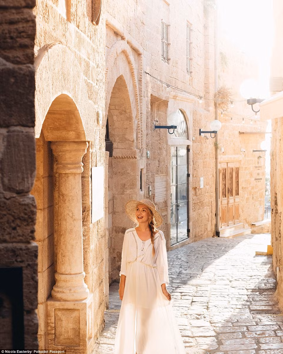 Cô gái biến đam mê du lịch của mình thành công việc có thu nhập tốt, thông qua những chia sẻ trải nghiệm du lịch trên trang Polkadot Passport và Instagram.