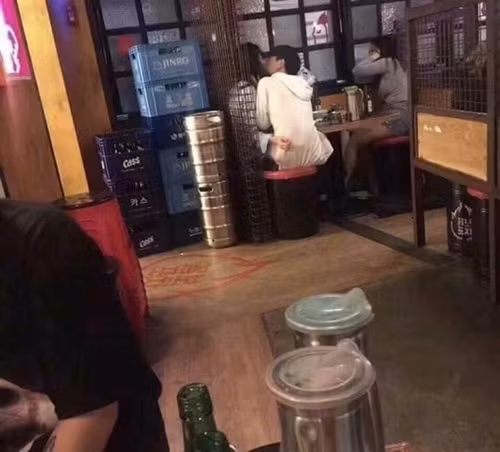 Nguoi yeu vua di WC, chang trai hon luon co ban di cung