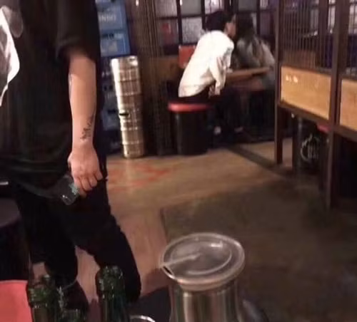 Nguoi yeu vua di WC, chang trai hon luon co ban di cung-Hinh-3