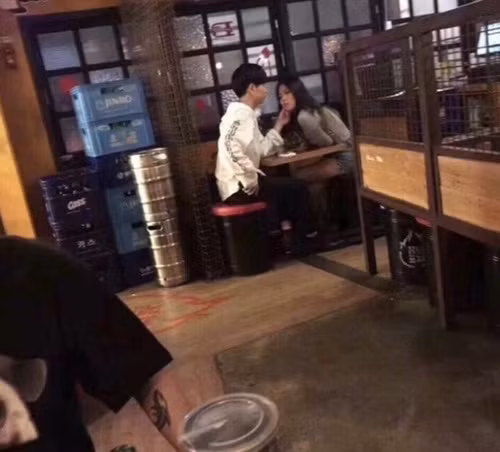 Nguoi yeu vua di WC, chang trai hon luon co ban di cung-Hinh-2