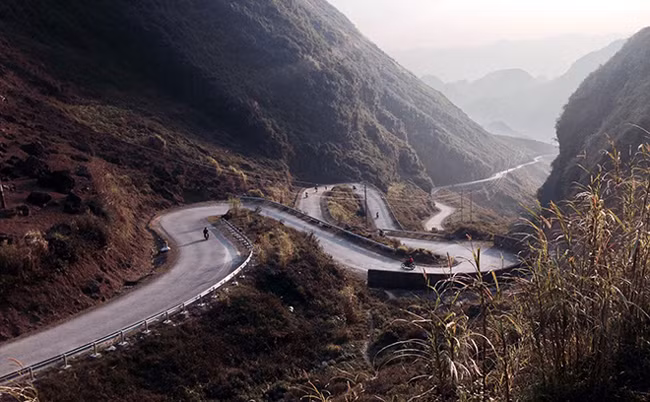 2. Hà Giang: Nhắc tới địa danh Hà Giang chắc hẳn đã quá quen thuộc với nhiều người với phong cảnh hùng vĩ, những thửa ruộng bậc thang xanh ngút ngàn. Thế nhưng Hà Giang có một sức hút bí ẩn gì đó mà càng đi nhiều càng khiến ta cảm thấy nhớ nhung và mong muốn được một lần nữa quay trở lại. Con người Hà Giang, cảnh vật Hà Giang luôn mang trong mình vẻ đẹp của sự mộc mạc, đơn sơ nhưng cũng vô cùng chân thành và mến khách.