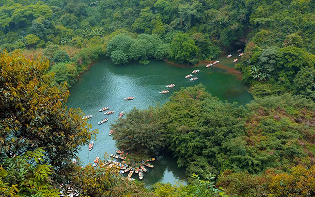 Ninh Bình sở hữu nhiều danh lam thắng cảnh miền Bắc mà không địa phương nào có được, đó là quần thể danh thắng Tràng An, Tam Cốc - Bích Động, đầm Vân Long hay đi vãn cảnh ở chùa Bái Đính.