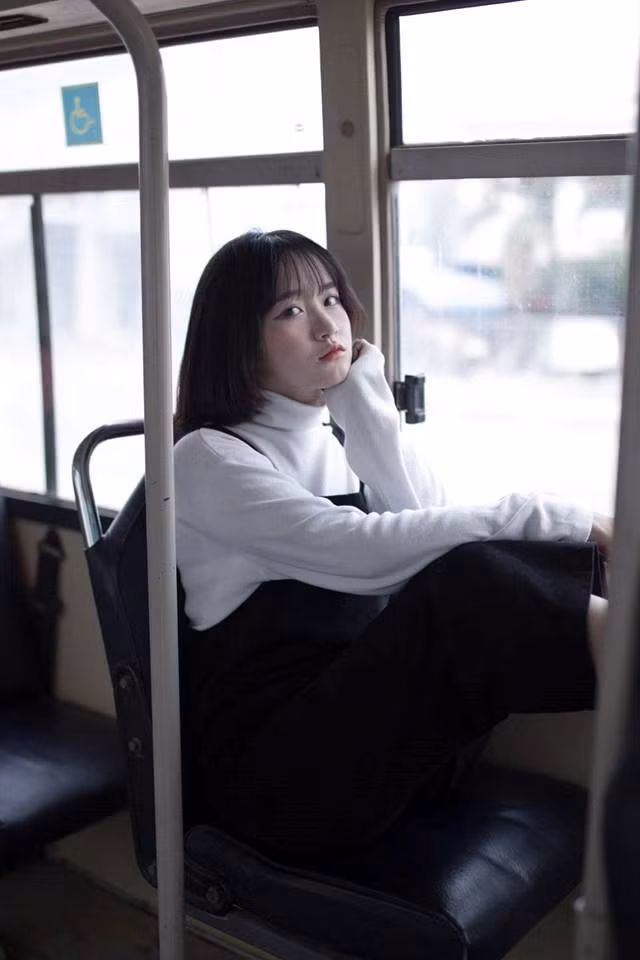 Sau khi hình ảnh xuất hiện trên một số diễn đàn mạng xã hội, nữ sinh 18 tuổi học trường quốc tế tại Nha Trang, Khánh Hòa - Phạm Phương Nhi - nhận được nhiều nhận xét giống với người Nhật.