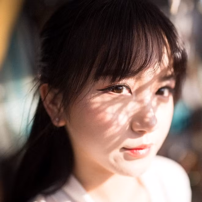 Không chỉ xinh đẹp, cô gái học lớp 12 trường quốc tế còn có thành tích học tập khá tốt.